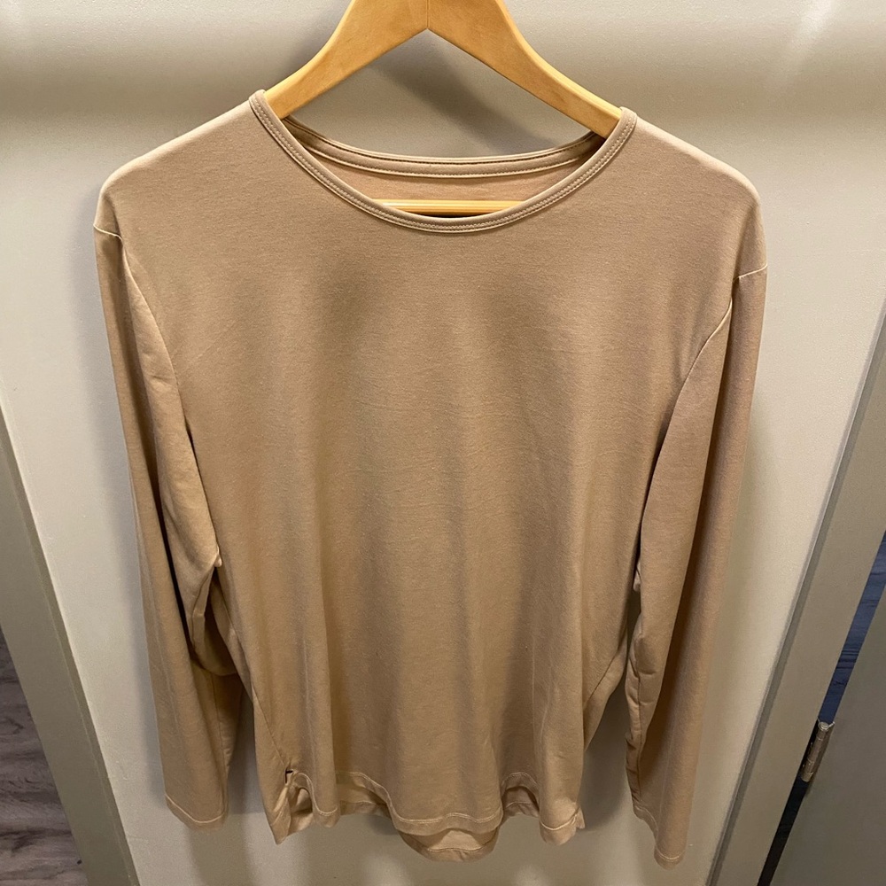 Cuts Curved Hem Crewneck Long-Sleeve Top in Beige - super soft - size Large